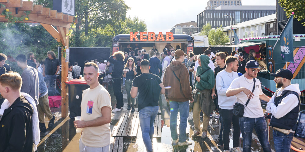 Foodtruck van Kebab Masters catering op een bruisend festivalterrein, waar festivalgangers genieten van vers bereide kebabgerechten.
