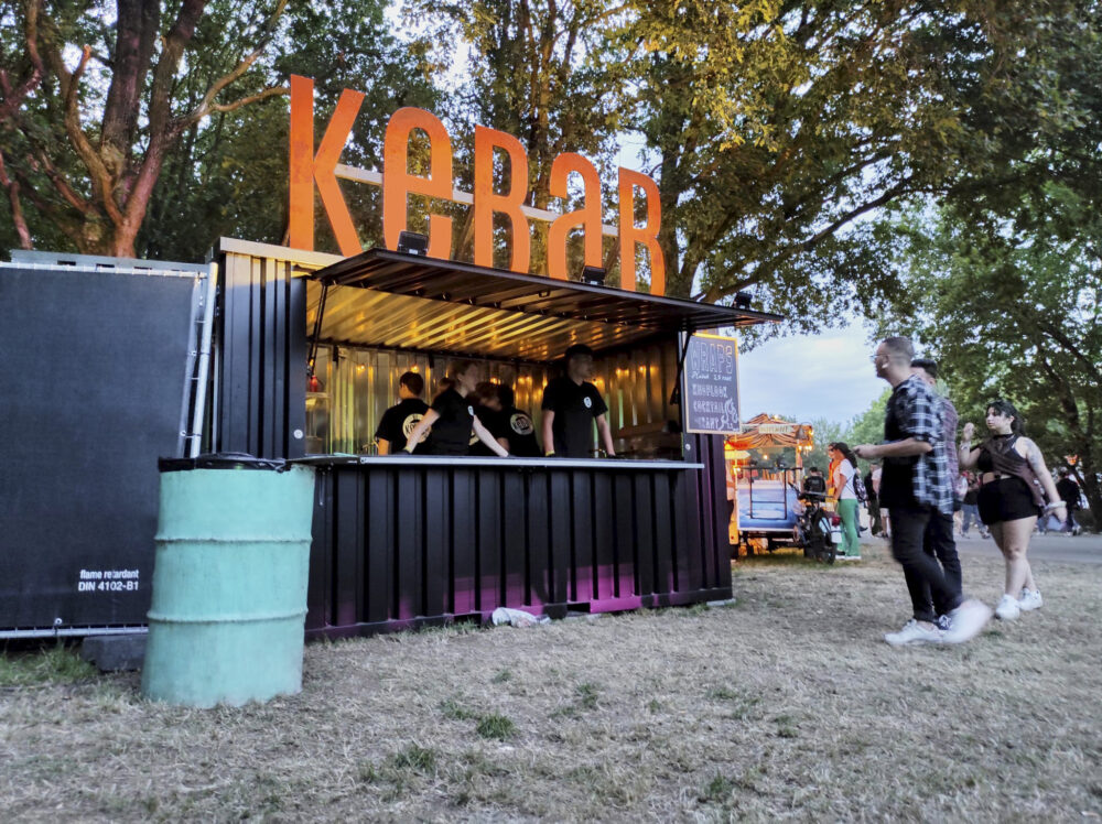 Festivalcontainer van Kebab Masters, gebruikt voor het serveren van eten op zowel bedrijfsfeesten als festivals, creëert een stoere sfeer en biedt efficiënte cateringoplossingen.