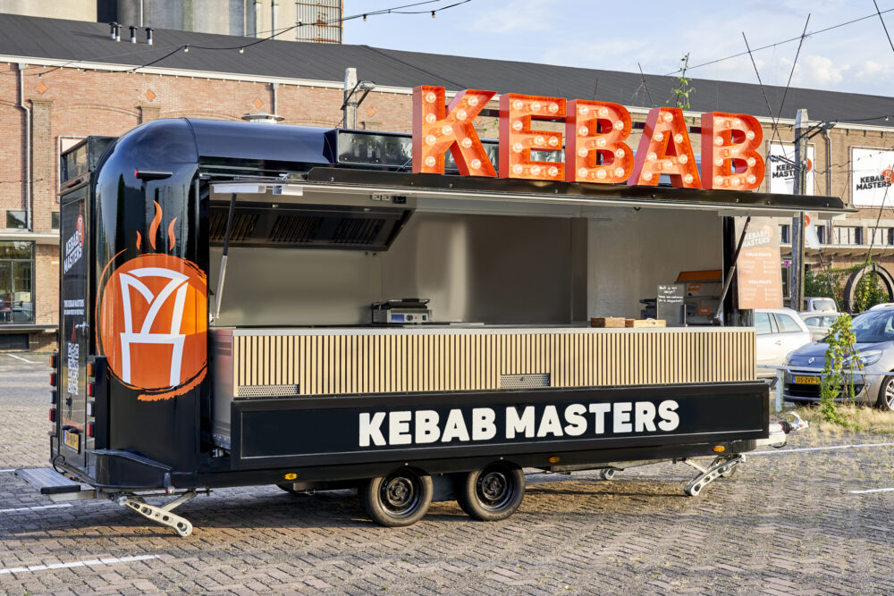 Foodtruck van Kebab Masters, ontworpen voor grote groepen, met focus op sfeer en beleving. Deze mobiele keuken creëert een festivalachtige sfeer op elk evenement, met heerlijke wraps en kapsalons, afgestemd op jouw wensen.